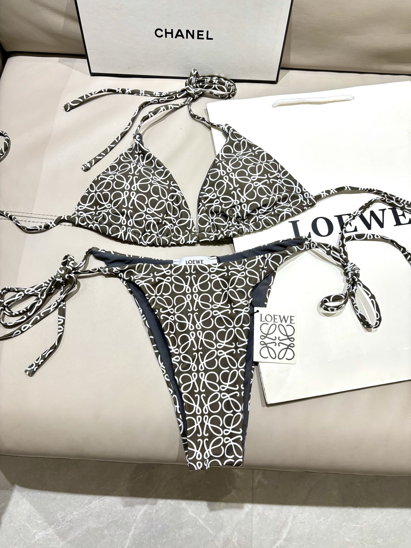 Loewe新款分体😍🥰适合多种场景的游泳衣🏊‍♀️海边 游泳池 温泉 水上乐园 漂流都可以😌内搭也完全可