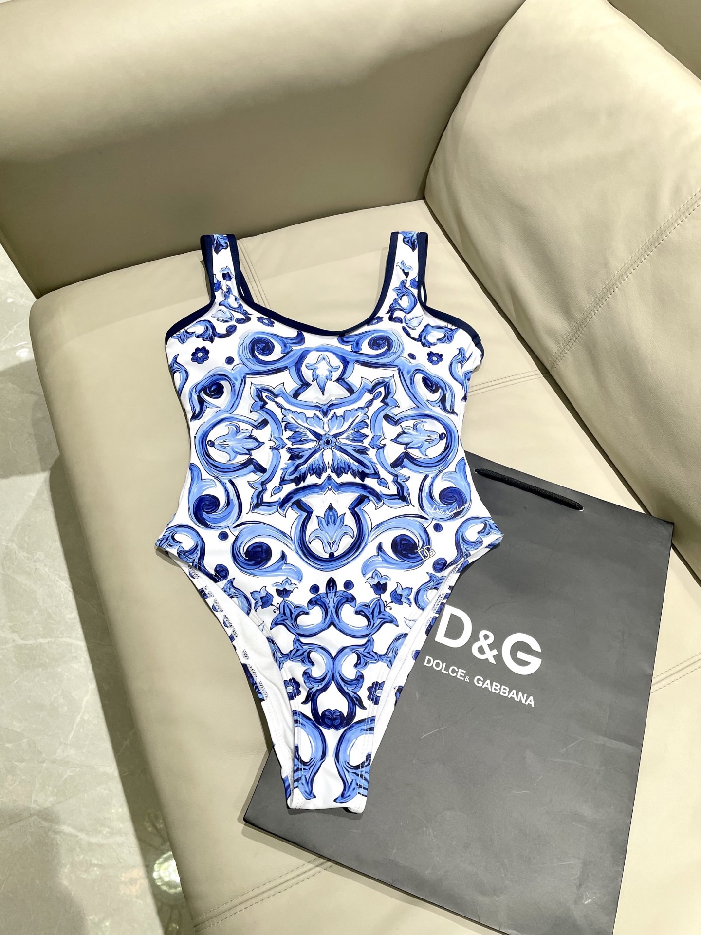 Dg迪奥新款连体式泳衣👙❤️😍🥰适合多种场景的游泳衣🏊‍♀️海边 游泳池 温泉 水上乐园 漂流都可以😌内