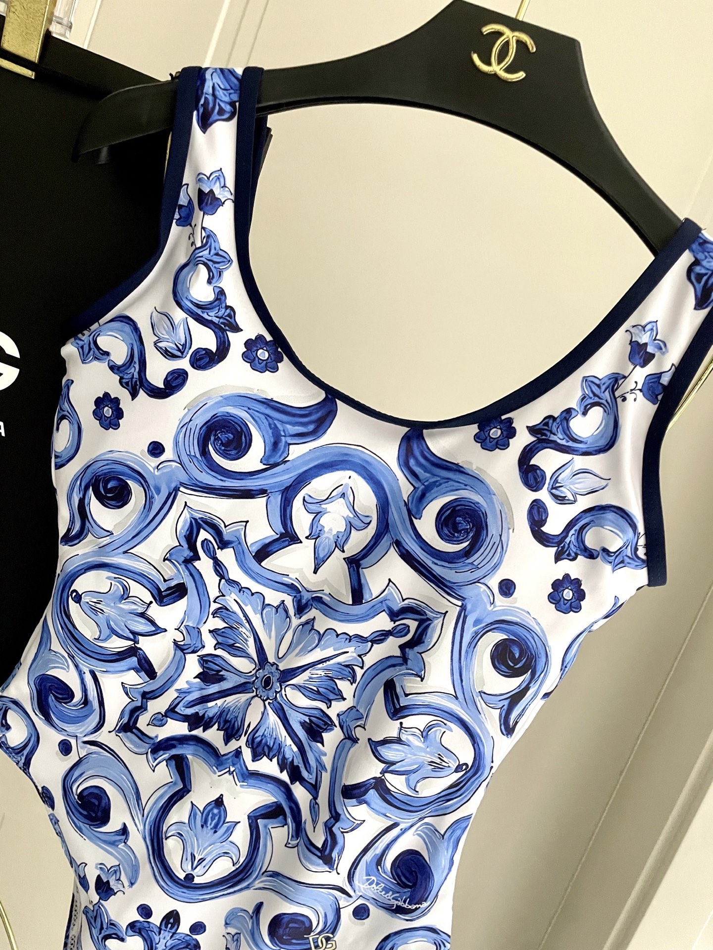 Dg迪奥新款连体式泳衣👙❤️😍🥰适合多种场景的游泳衣🏊‍♀️海边 游泳池 温泉 水上乐园 漂流都可以😌内