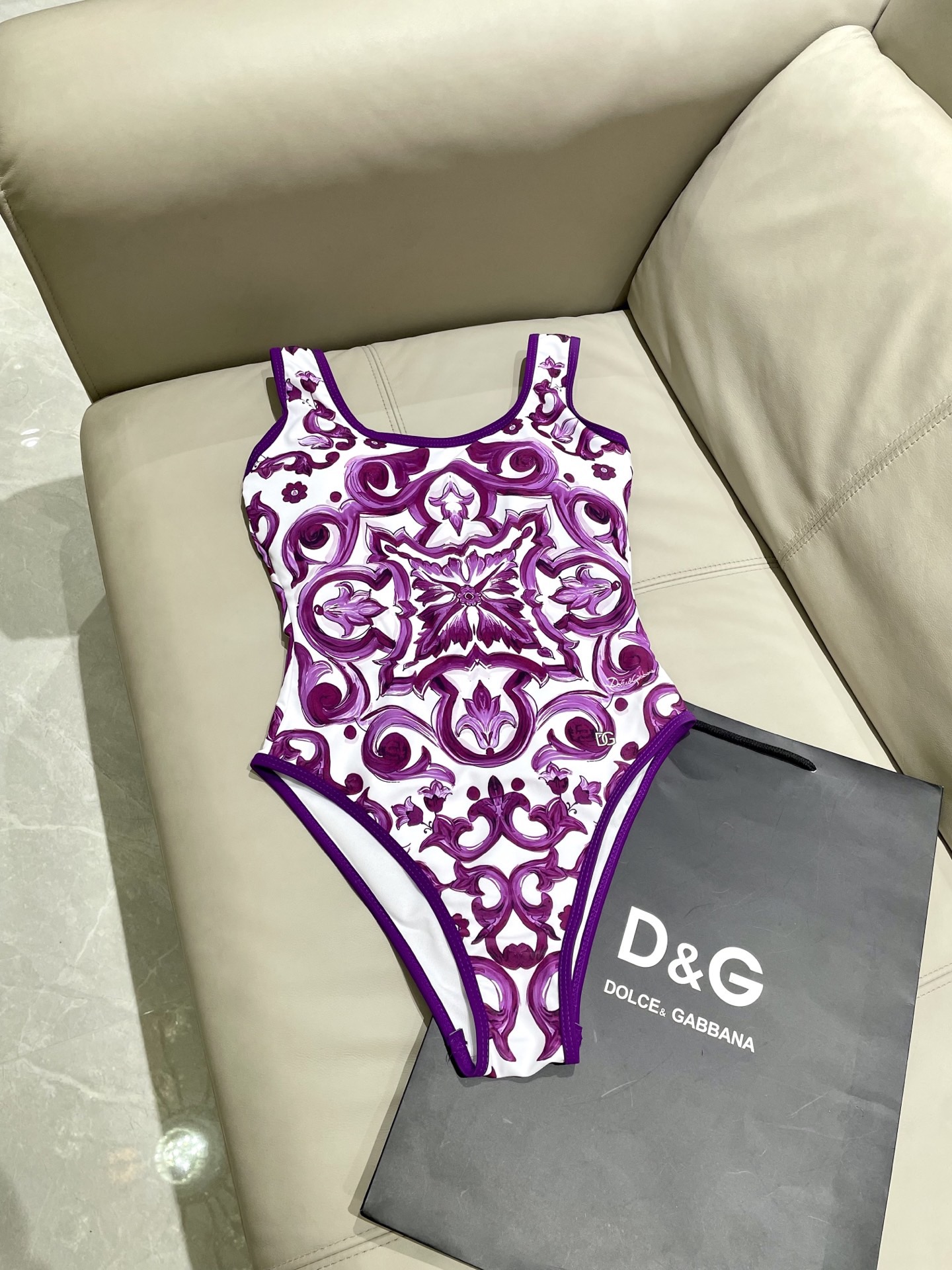 Dg迪奥新款连体式泳衣👙❤️😍🥰适合多种场景的游泳衣🏊‍♀️海边 游泳池 温泉 水上乐园 漂流都可以😌内