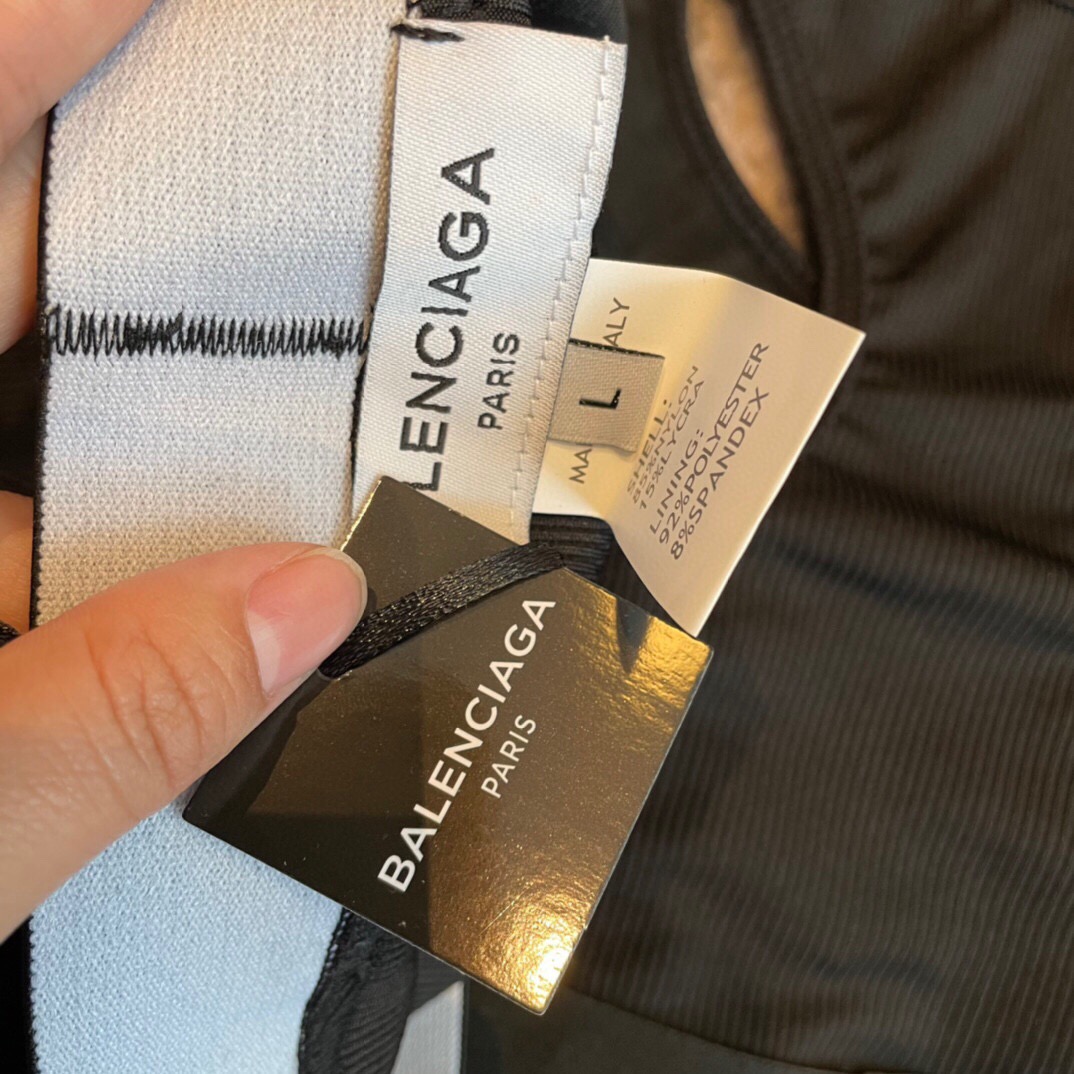 巴黎世家分体式泳衣👙❤️😍🥰适合多种场景的游泳衣🏊‍♀️海边 游泳池 温泉 水上乐园 漂流都可以😌内搭外