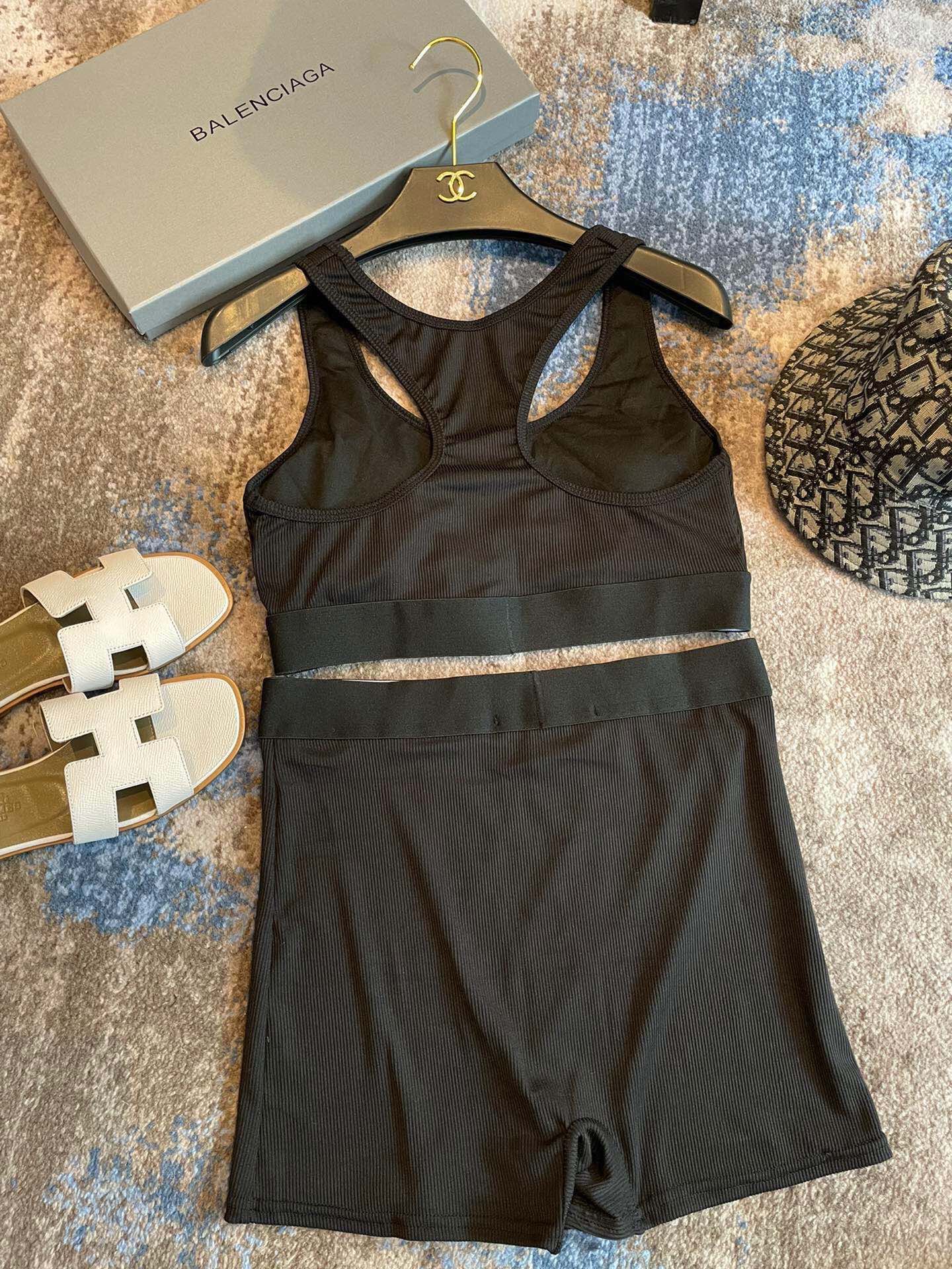 巴黎世家分体式泳衣👙❤️😍🥰适合多种场景的游泳衣🏊‍♀️海边 游泳池 温泉 水上乐园 漂流都可以😌内搭外