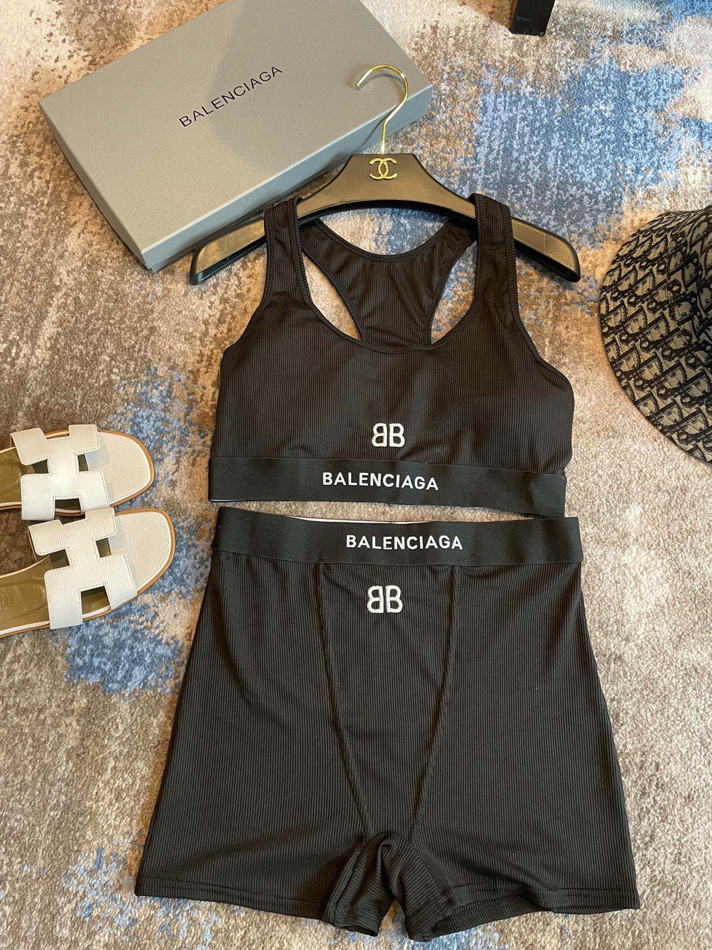 巴黎世家分体式泳衣👙❤️😍🥰适合多种场景的游泳衣🏊‍♀️海边 游泳池 温泉 水上乐园 漂流都可以😌内搭外