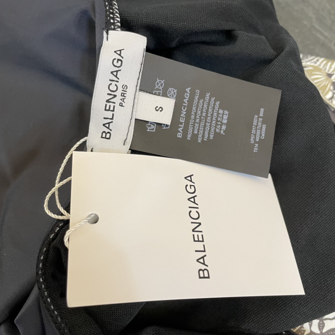 巴黎世家分体式泳衣👙❤️😍🥰适合多种场景的游泳衣🏊‍♀️海边 游泳池 温泉 水上乐园 漂流都可以😌内搭外