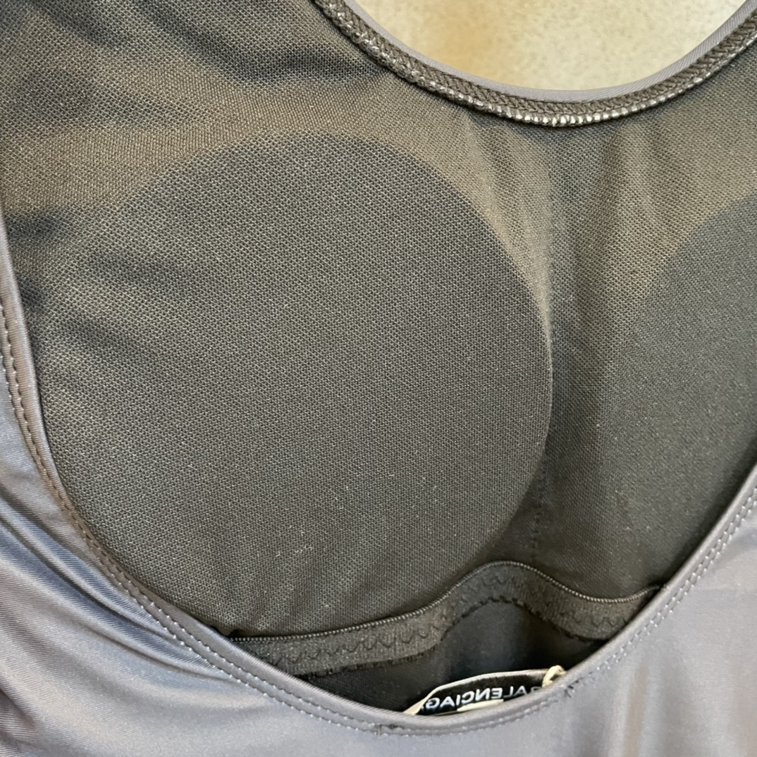 巴黎世家分体式泳衣👙❤️😍🥰适合多种场景的游泳衣🏊‍♀️海边 游泳池 温泉 水上乐园 漂流都可以😌内搭外