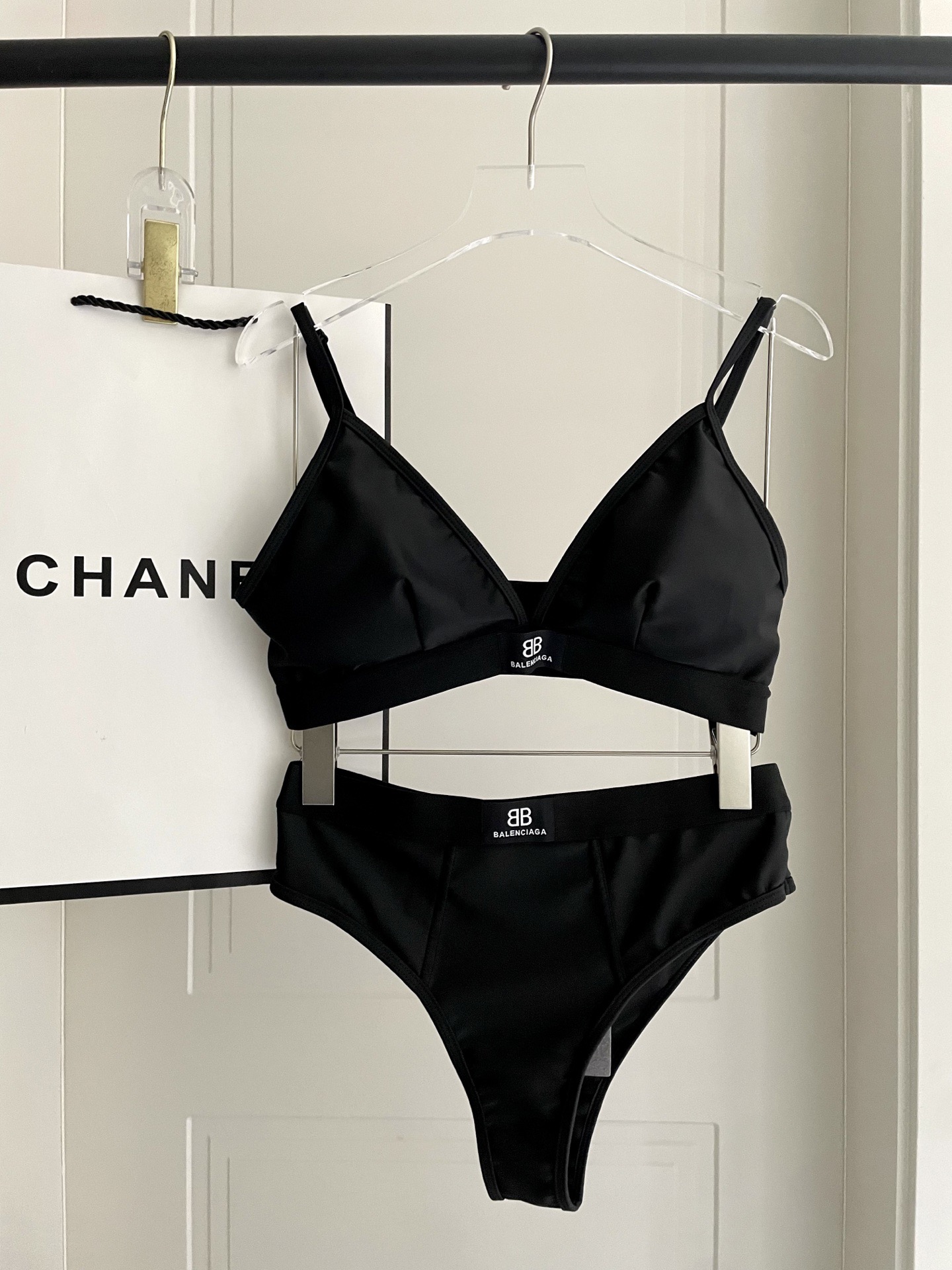 巴黎世家新款泳衣👙❤️😍🥰适合多种场景的游泳衣🏊‍♀️海边 游泳池 温泉 水上乐园 漂流都可以😌内搭外穿