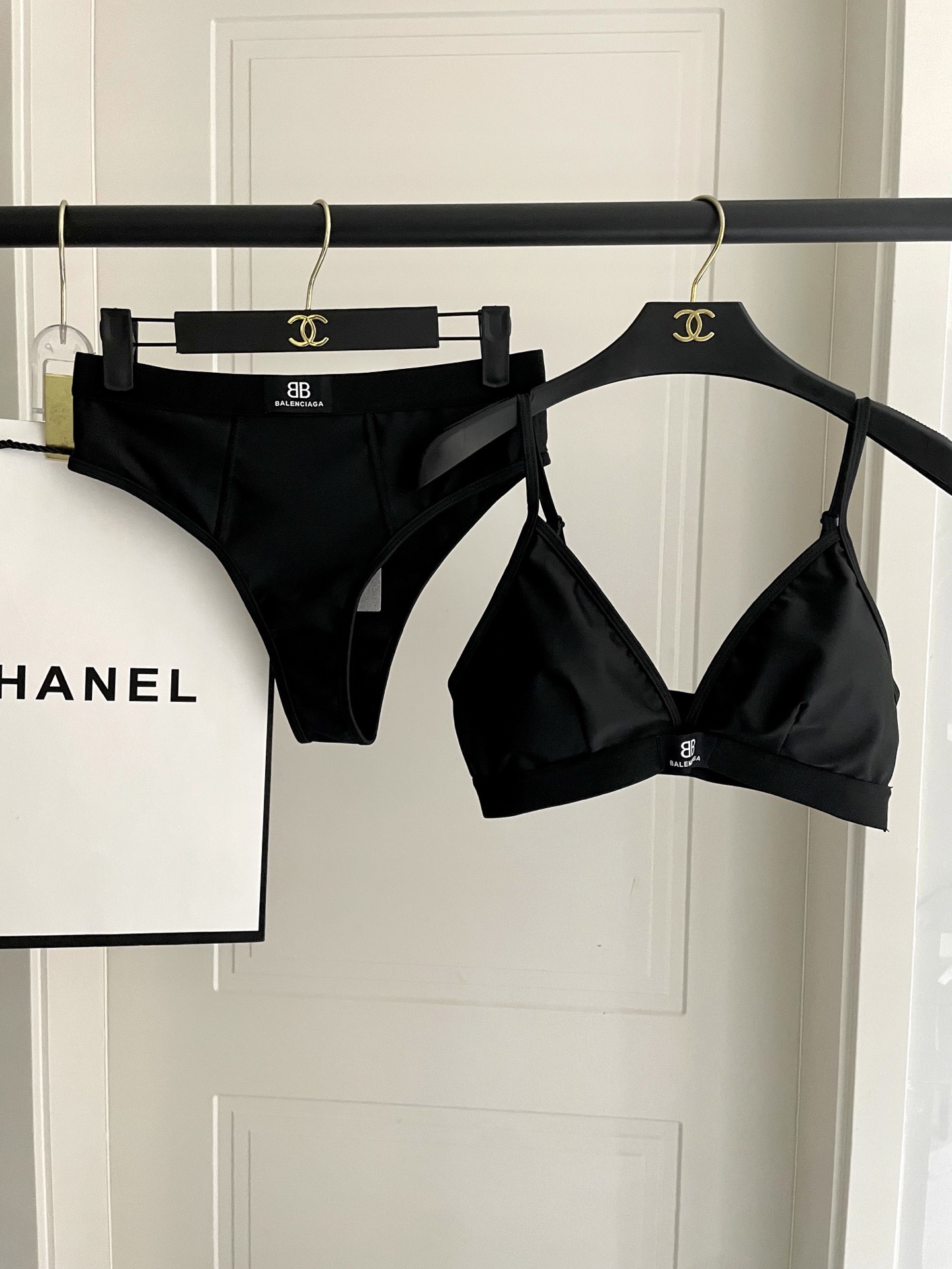 巴黎世家新款泳衣👙❤️😍🥰适合多种场景的游泳衣🏊‍♀️海边 游泳池 温泉 水上乐园 漂流都可以😌内搭外穿