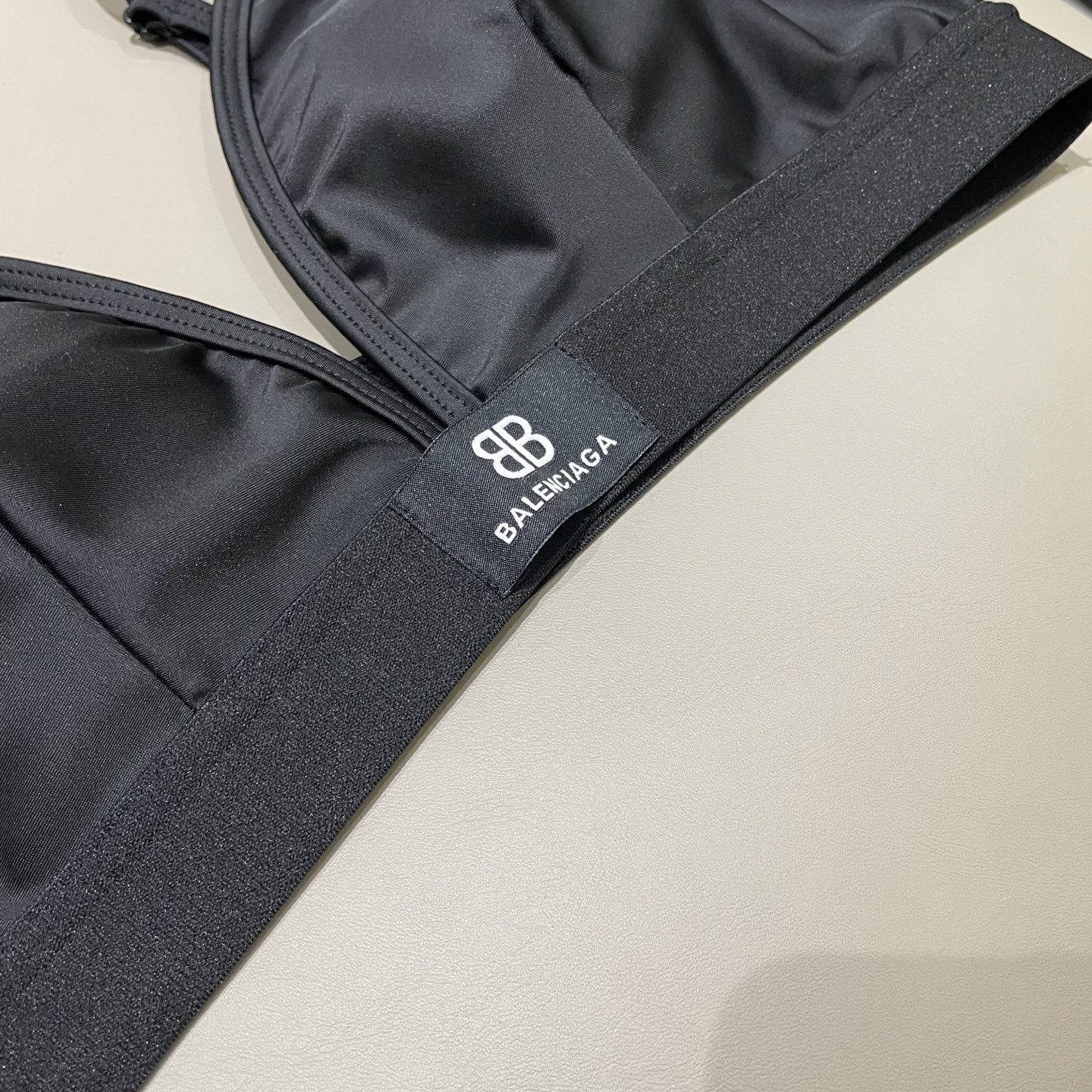 巴黎世家新款泳衣👙❤️😍🥰适合多种场景的游泳衣🏊‍♀️海边 游泳池 温泉 水上乐园 漂流都可以😌内搭外穿