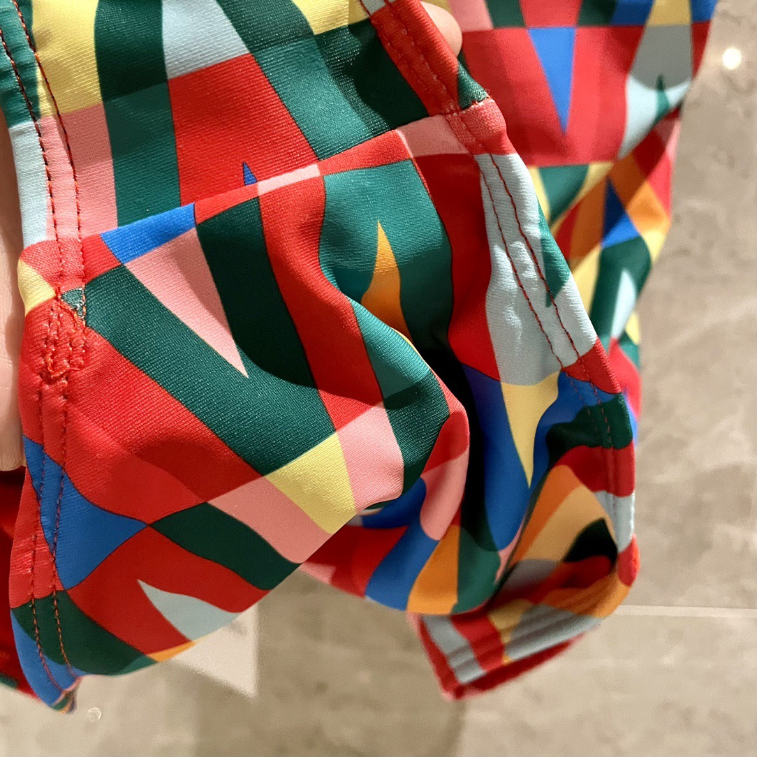 华伦天奴新款彩色 同步各大专柜发售，自然而然呈现时尚感！十分减龄，具有年轻活力。 码数：S M L Xl