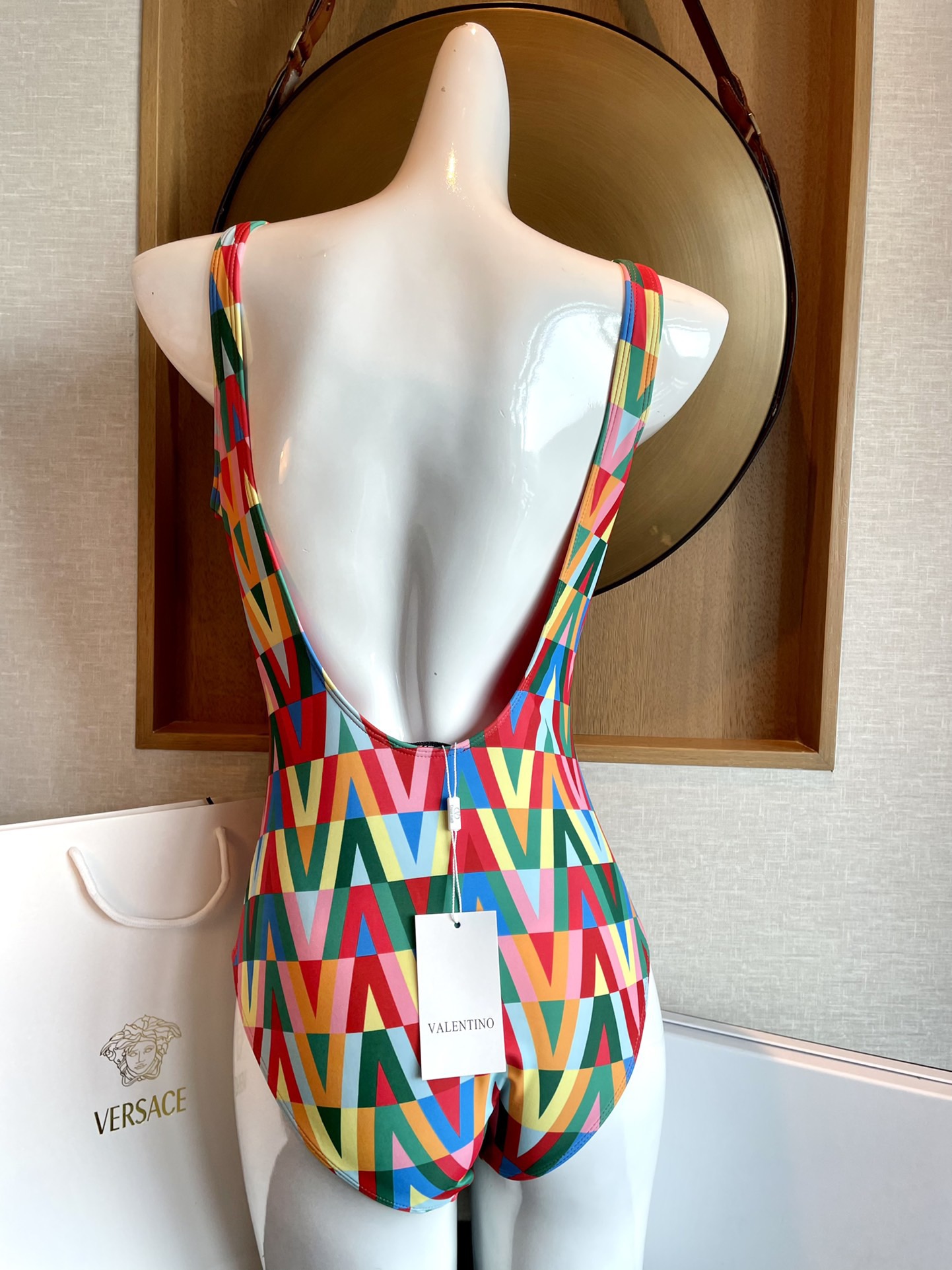 华伦天奴新款彩色 同步各大专柜发售，自然而然呈现时尚感！十分减龄，具有年轻活力。 码数：S M L Xl