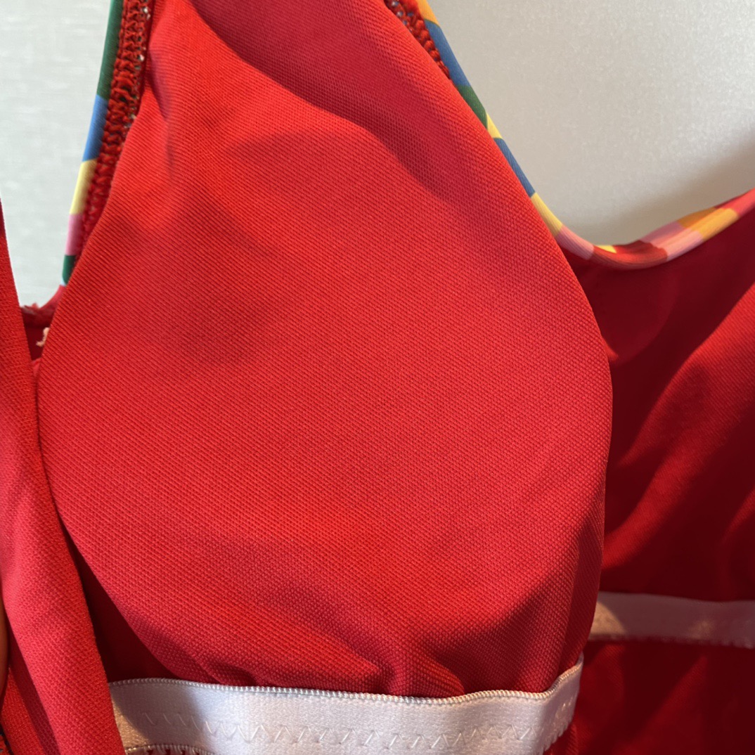 华伦天奴新款彩色 同步各大专柜发售，自然而然呈现时尚感！十分减龄，具有年轻活力。 码数：S M L Xl