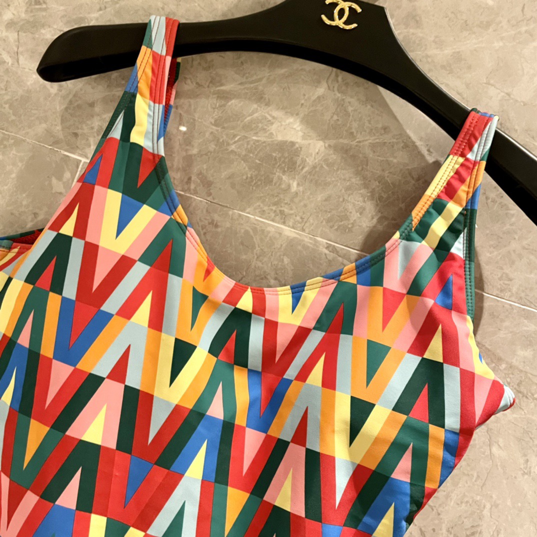 华伦天奴新款彩色 同步各大专柜发售，自然而然呈现时尚感！十分减龄，具有年轻活力。 码数：S M L Xl