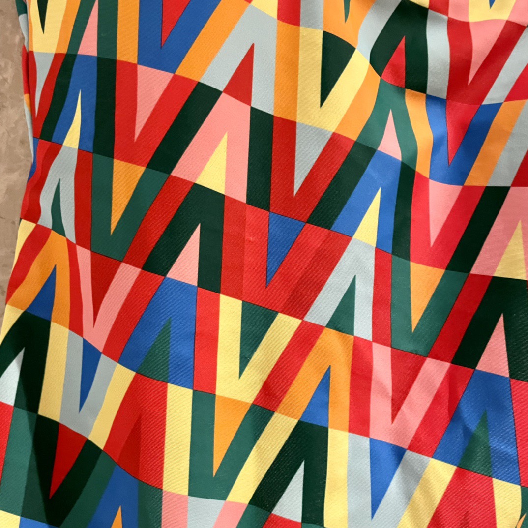 华伦天奴新款彩色 同步各大专柜发售，自然而然呈现时尚感！十分减龄，具有年轻活力。 码数：S M L Xl