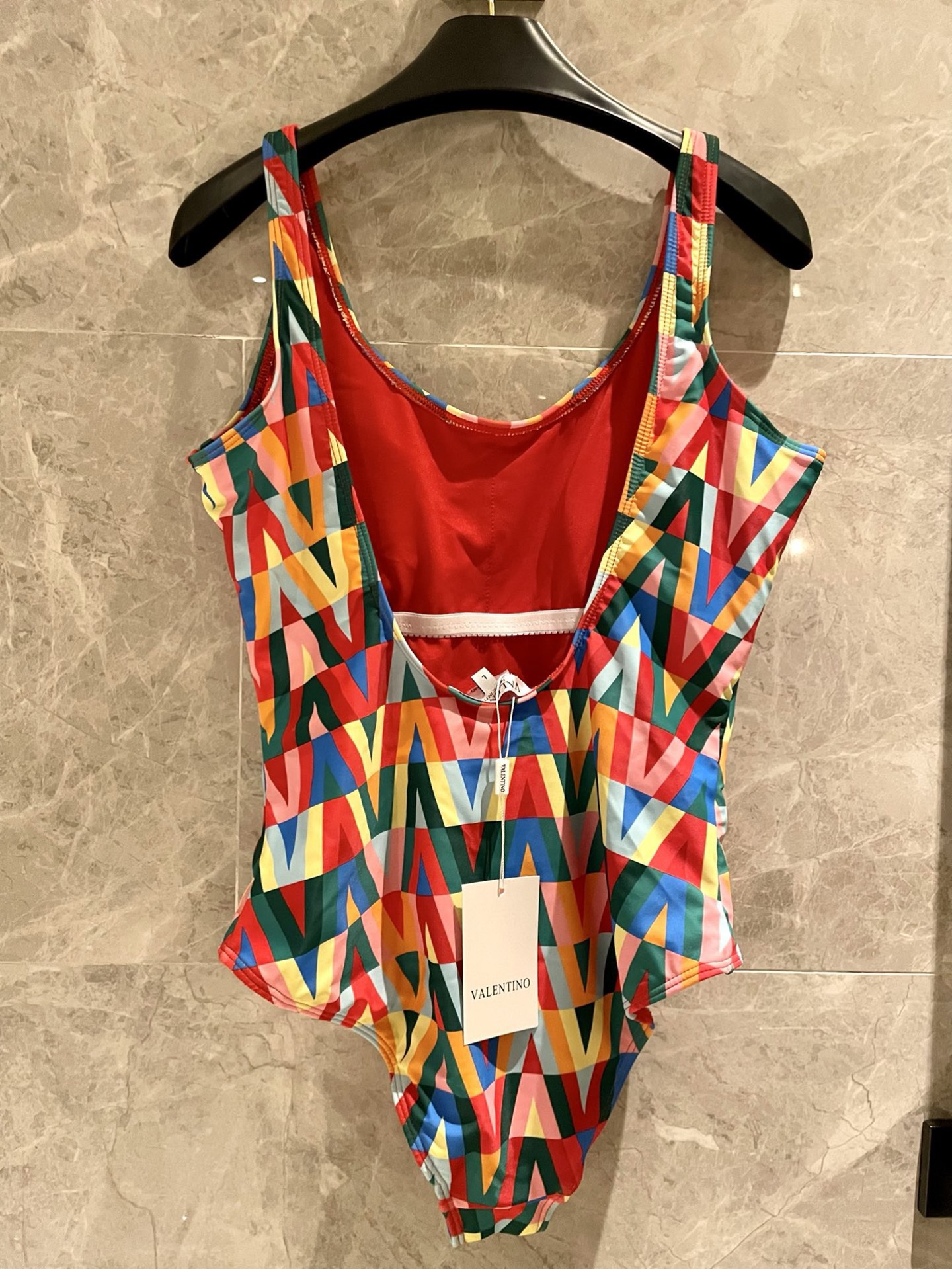 华伦天奴新款彩色 同步各大专柜发售，自然而然呈现时尚感！十分减龄，具有年轻活力。 码数：S M L Xl