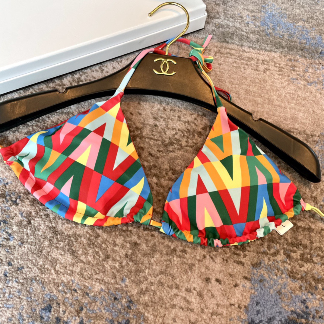 华伦天奴新款彩色比基尼同步各大专柜发售，自然而然呈现时尚感！十分减龄，具有年轻活力。 码数：S M L 