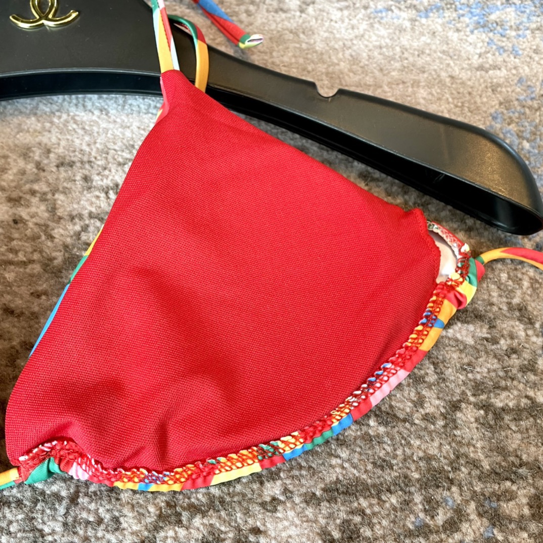 华伦天奴新款彩色比基尼同步各大专柜发售，自然而然呈现时尚感！十分减龄，具有年轻活力。 码数：S M L 