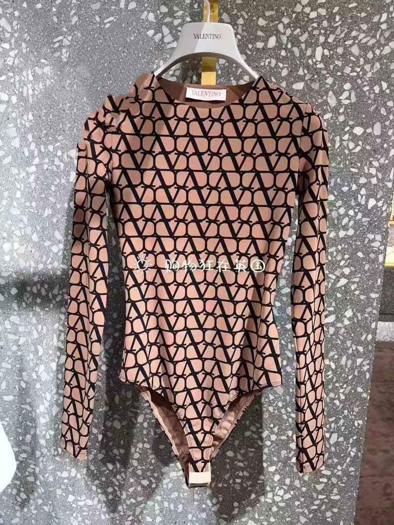 华伦天奴 新款速干防晒潜水服 个性十足， 出游必备SM L Xl 外出可搭配牛仔裤 时尚潮流引领者😎😎