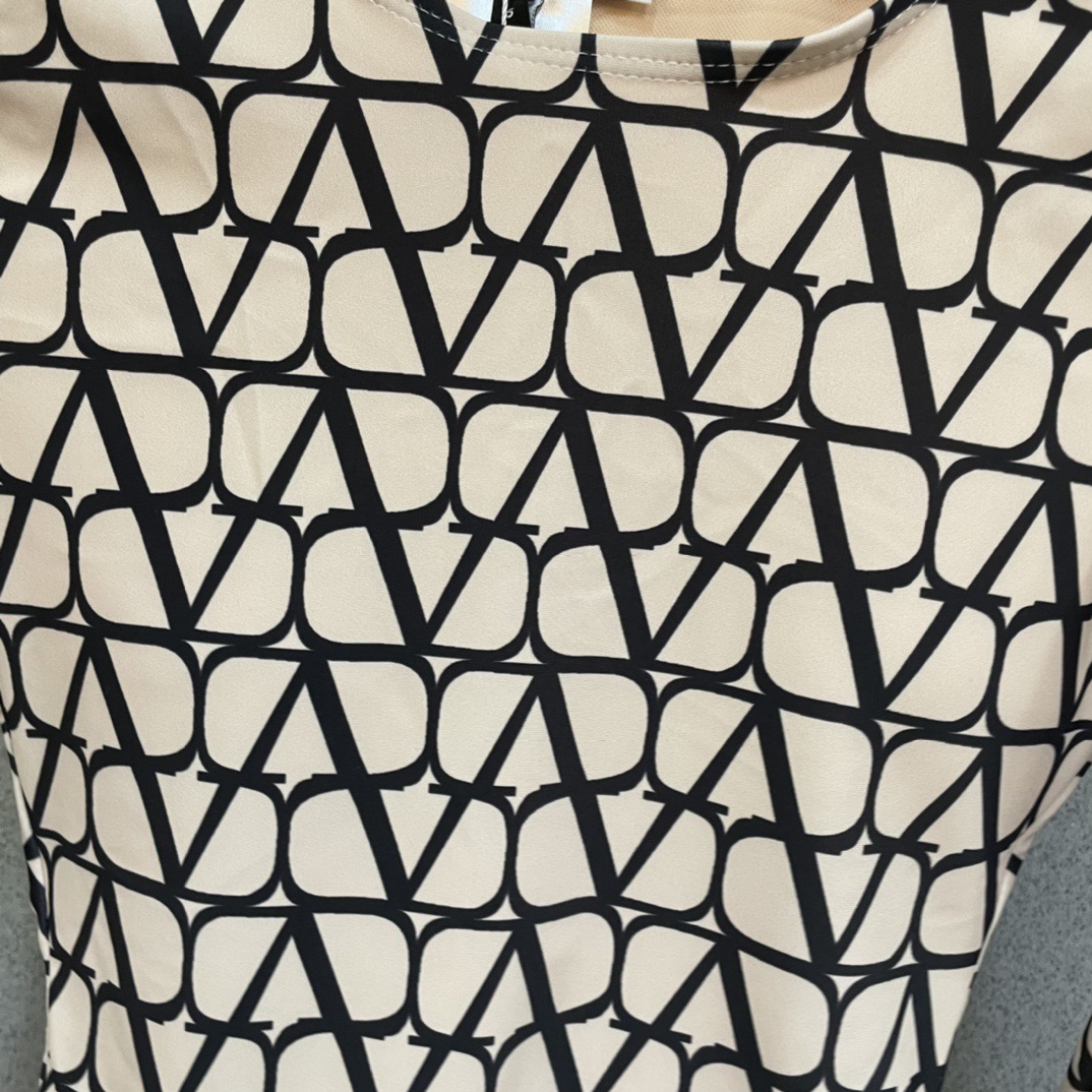 华伦天奴 新款速干防晒潜水服 个性十足， 出游必备SM L Xl 外出可搭配牛仔裤 时尚潮流引领者😎😎