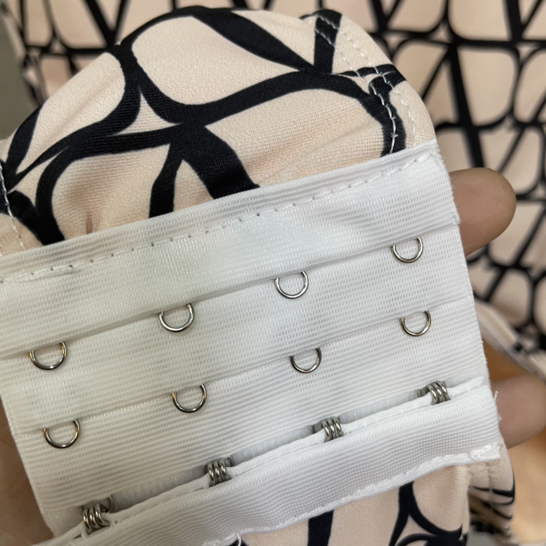 华伦天奴 新款速干防晒潜水服 个性十足， 出游必备SM L Xl 外出可搭配牛仔裤 时尚潮流引领者😎😎