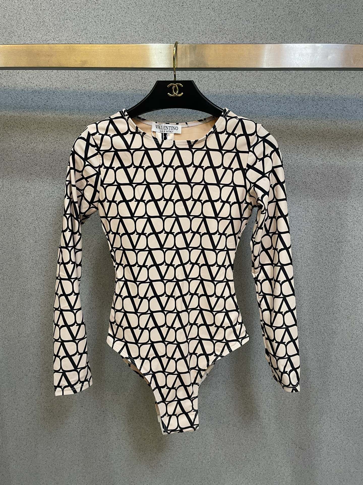 华伦天奴 新款速干防晒潜水服 个性十足， 出游必备SM L Xl 外出可搭配牛仔裤 时尚潮流引领者😎😎