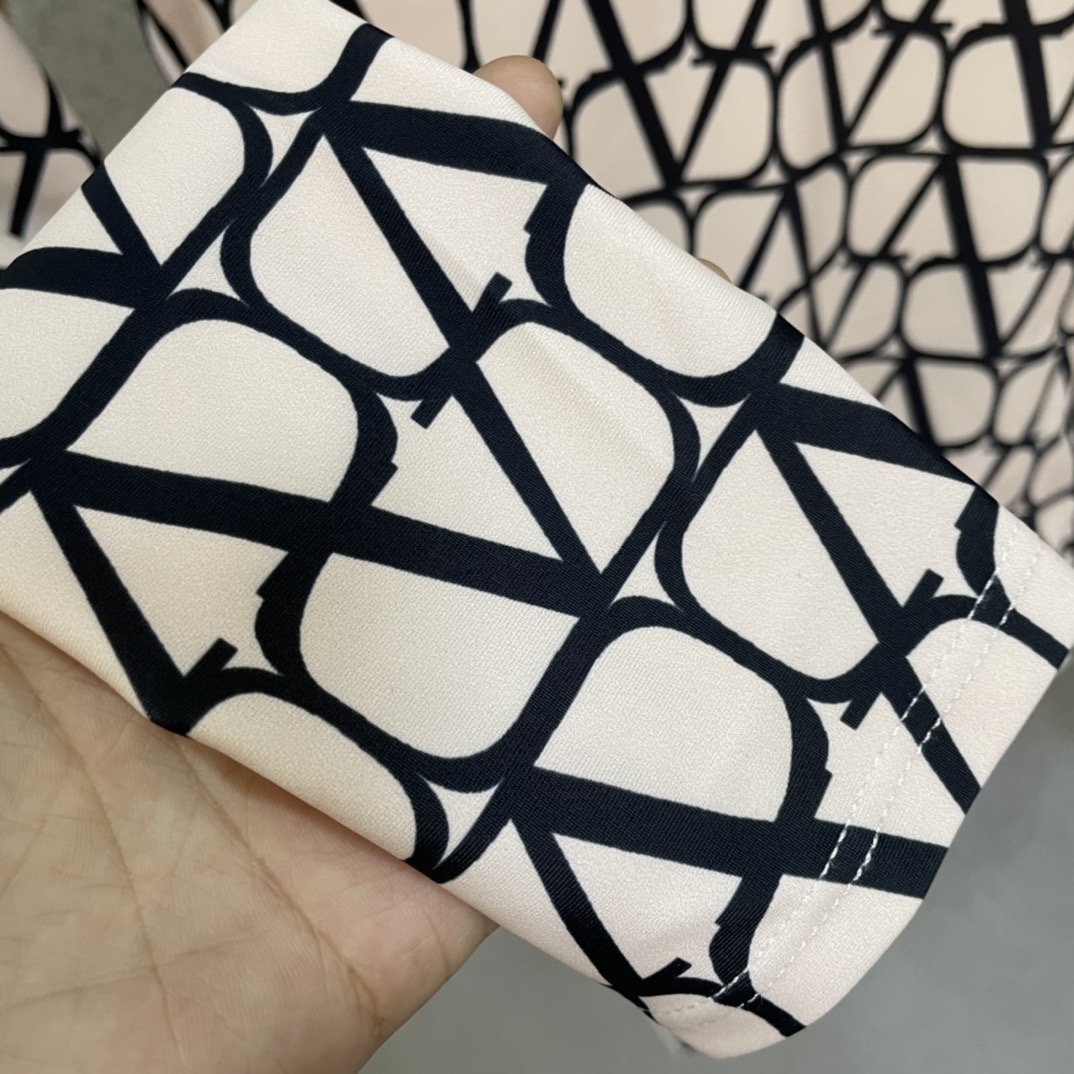 华伦天奴 新款速干防晒潜水服 个性十足， 出游必备SM L Xl 外出可搭配牛仔裤 时尚潮流引领者😎😎