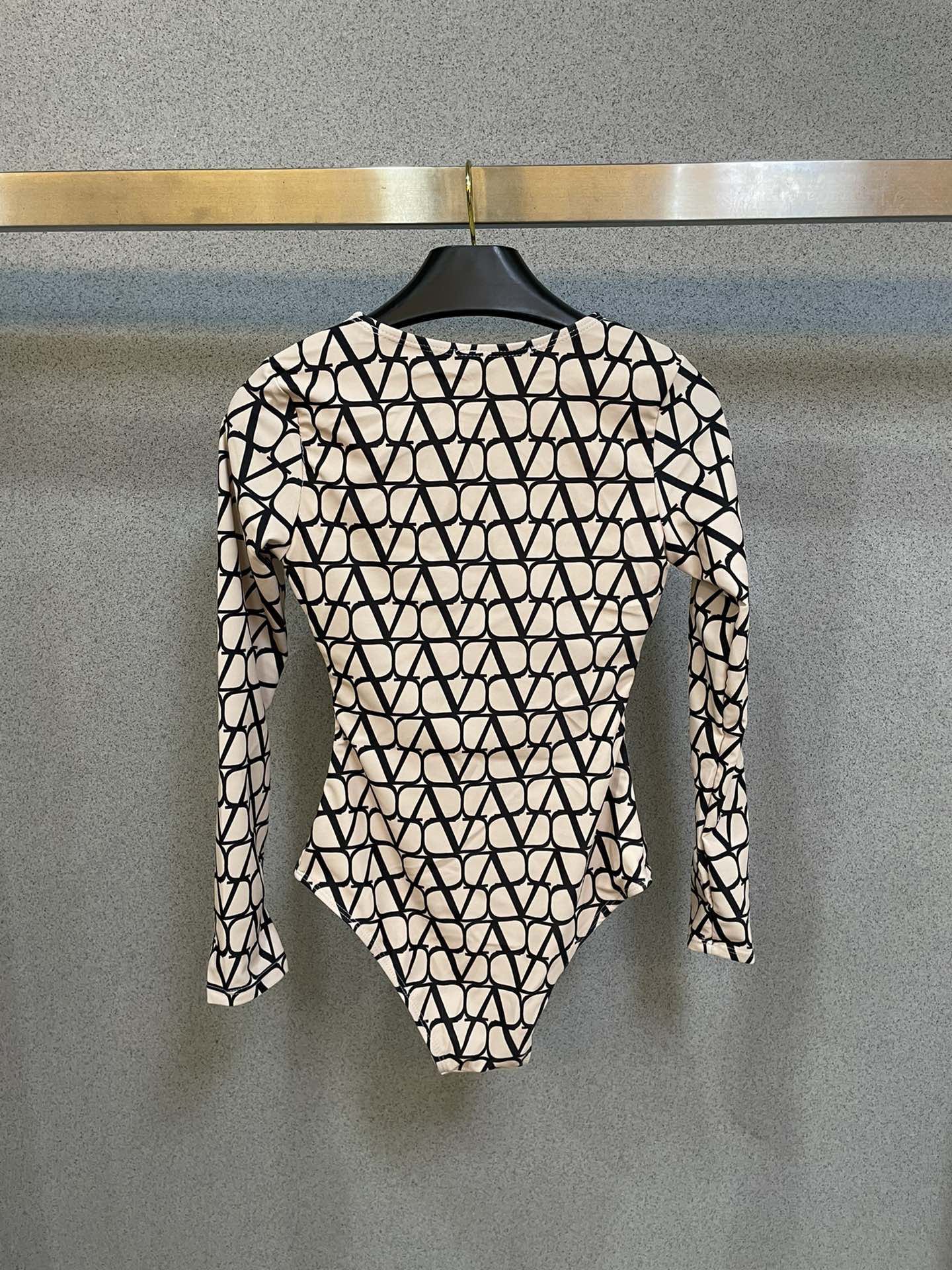 华伦天奴 新款速干防晒潜水服 个性十足， 出游必备SM L Xl 外出可搭配牛仔裤 时尚潮流引领者😎😎