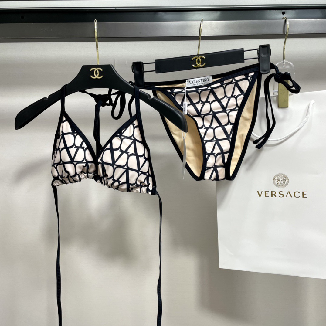 华伦天奴新款比基尼时尚潮流款 😍🥰适合多种场景的游泳衣🏊‍♀️海边 游泳池 温泉 水上乐园 漂流都可以😌