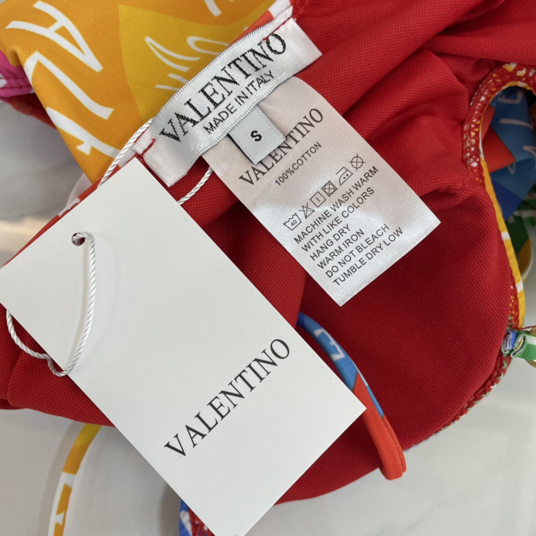 华伦天奴新款时尚潮流款 😍🥰适合多种场景的游泳衣🏊‍♀️海边 游泳池 温泉 水上乐园 漂流都可以😌内搭也