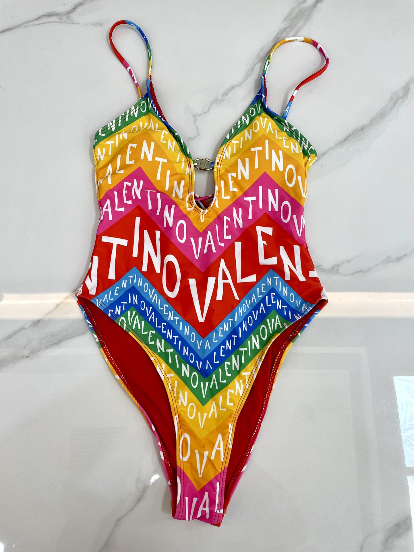 华伦天奴新款时尚潮流款 😍🥰适合多种场景的游泳衣🏊‍♀️海边 游泳池 温泉 水上乐园 漂流都可以😌内搭也