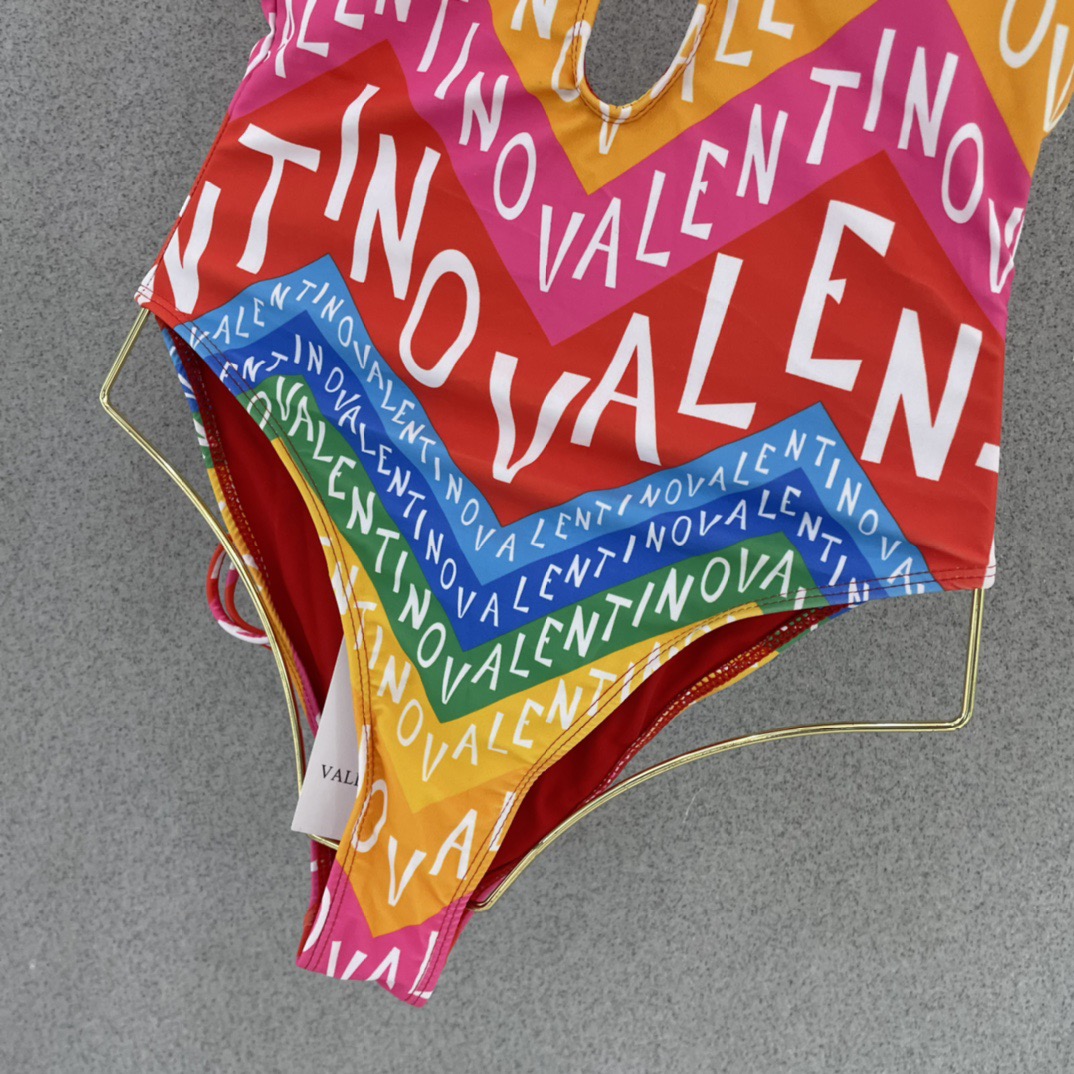 华伦天奴新款时尚潮流款 😍🥰适合多种场景的游泳衣🏊‍♀️海边 游泳池 温泉 水上乐园 漂流都可以😌内搭也