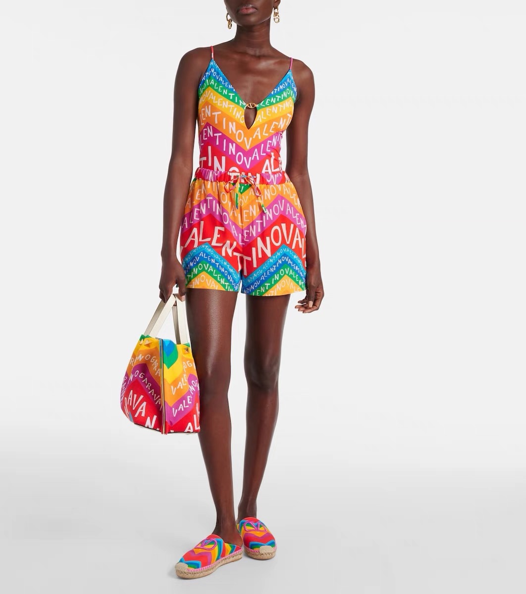 华伦天奴新款时尚潮流款 😍🥰适合多种场景的游泳衣🏊‍♀️海边 游泳池 温泉 水上乐园 漂流都可以😌内搭也