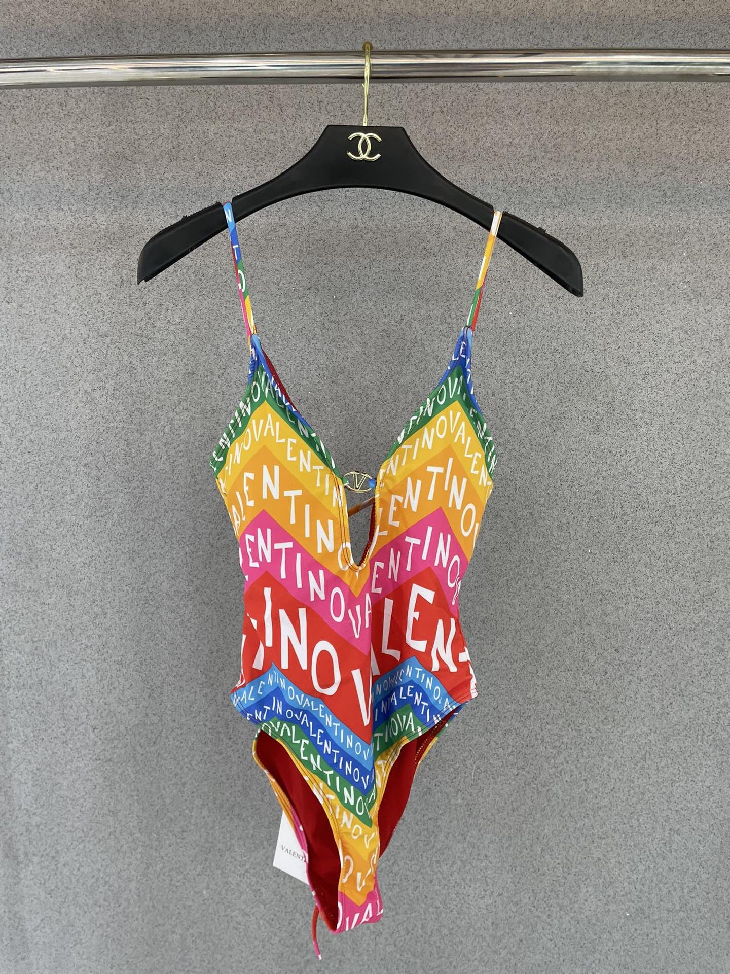 华伦天奴新款时尚潮流款 😍🥰适合多种场景的游泳衣🏊‍♀️海边 游泳池 温泉 水上乐园 漂流都可以😌内搭也