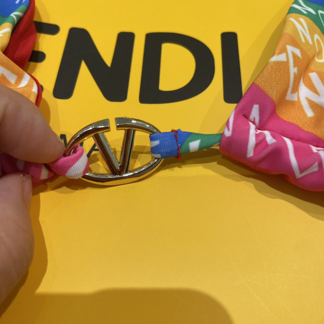 华伦天奴新款比基尼时尚潮流款 😍🥰适合多种场景的游泳衣🏊‍♀️海边 游泳池 温泉 水上乐园 漂流都可以😌