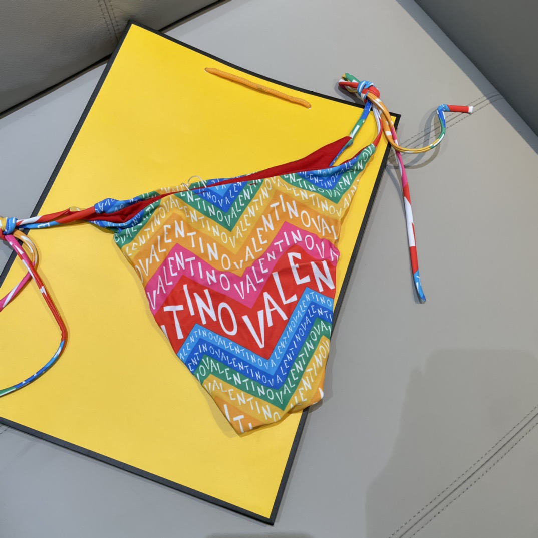 华伦天奴新款比基尼时尚潮流款 😍🥰适合多种场景的游泳衣🏊‍♀️海边 游泳池 温泉 水上乐园 漂流都可以😌