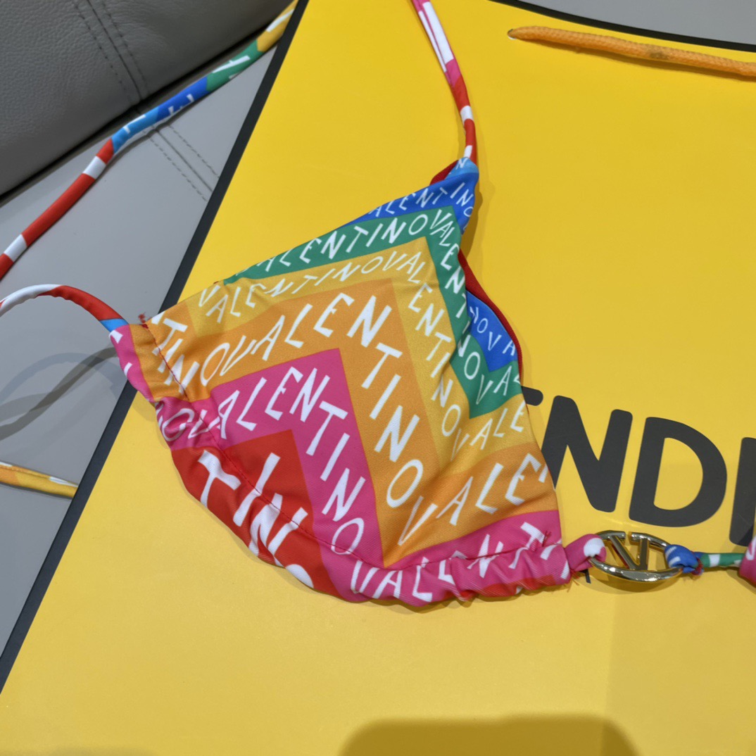 华伦天奴新款比基尼时尚潮流款 😍🥰适合多种场景的游泳衣🏊‍♀️海边 游泳池 温泉 水上乐园 漂流都可以😌