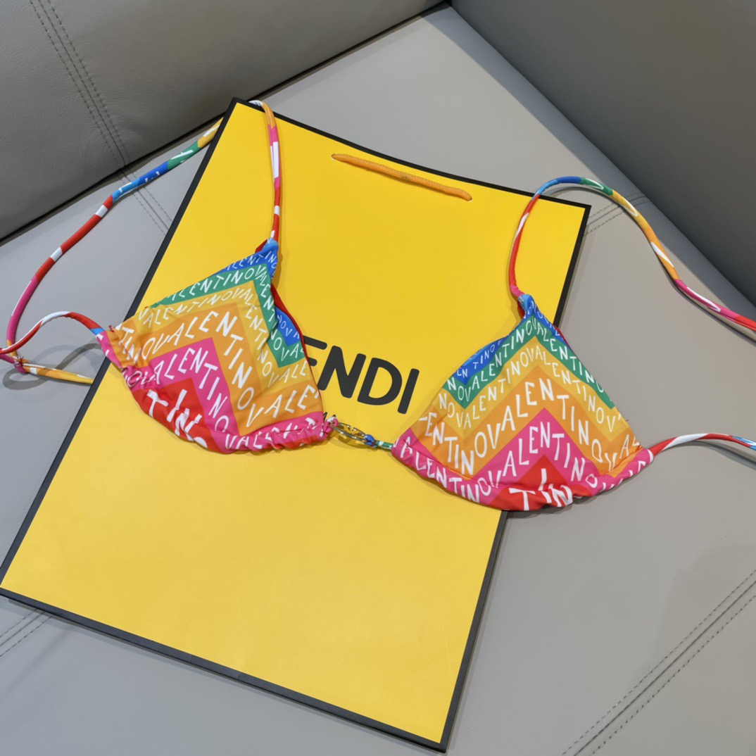 华伦天奴新款比基尼时尚潮流款 😍🥰适合多种场景的游泳衣🏊‍♀️海边 游泳池 温泉 水上乐园 漂流都可以😌