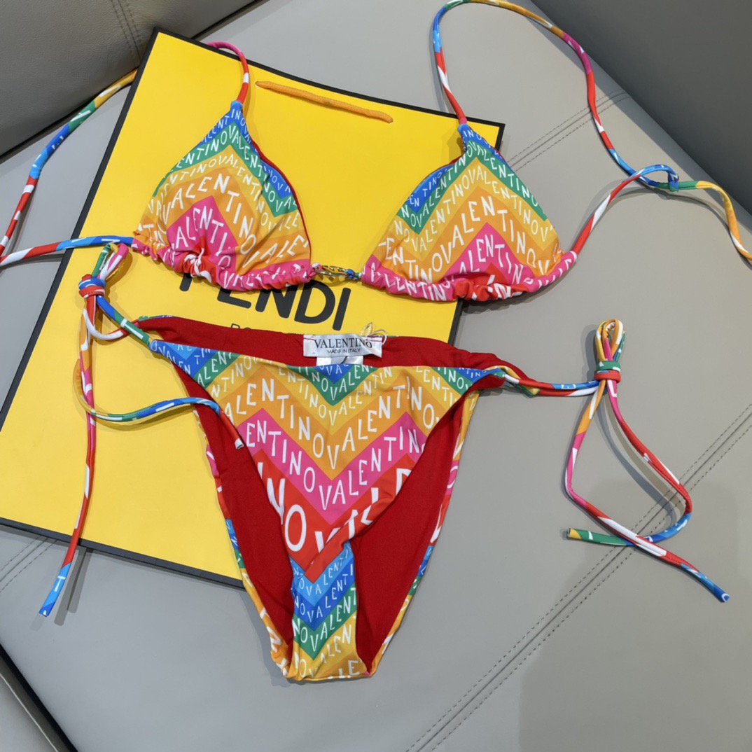 华伦天奴新款比基尼时尚潮流款 😍🥰适合多种场景的游泳衣🏊‍♀️海边 游泳池 温泉 水上乐园 漂流都可以😌