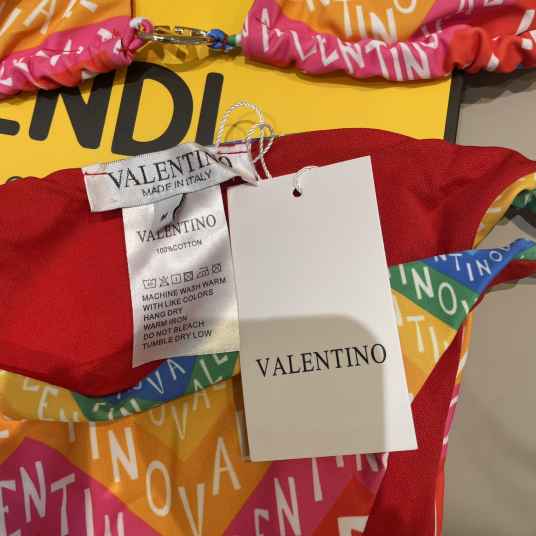 华伦天奴新款比基尼时尚潮流款 😍🥰适合多种场景的游泳衣🏊‍♀️海边 游泳池 温泉 水上乐园 漂流都可以😌