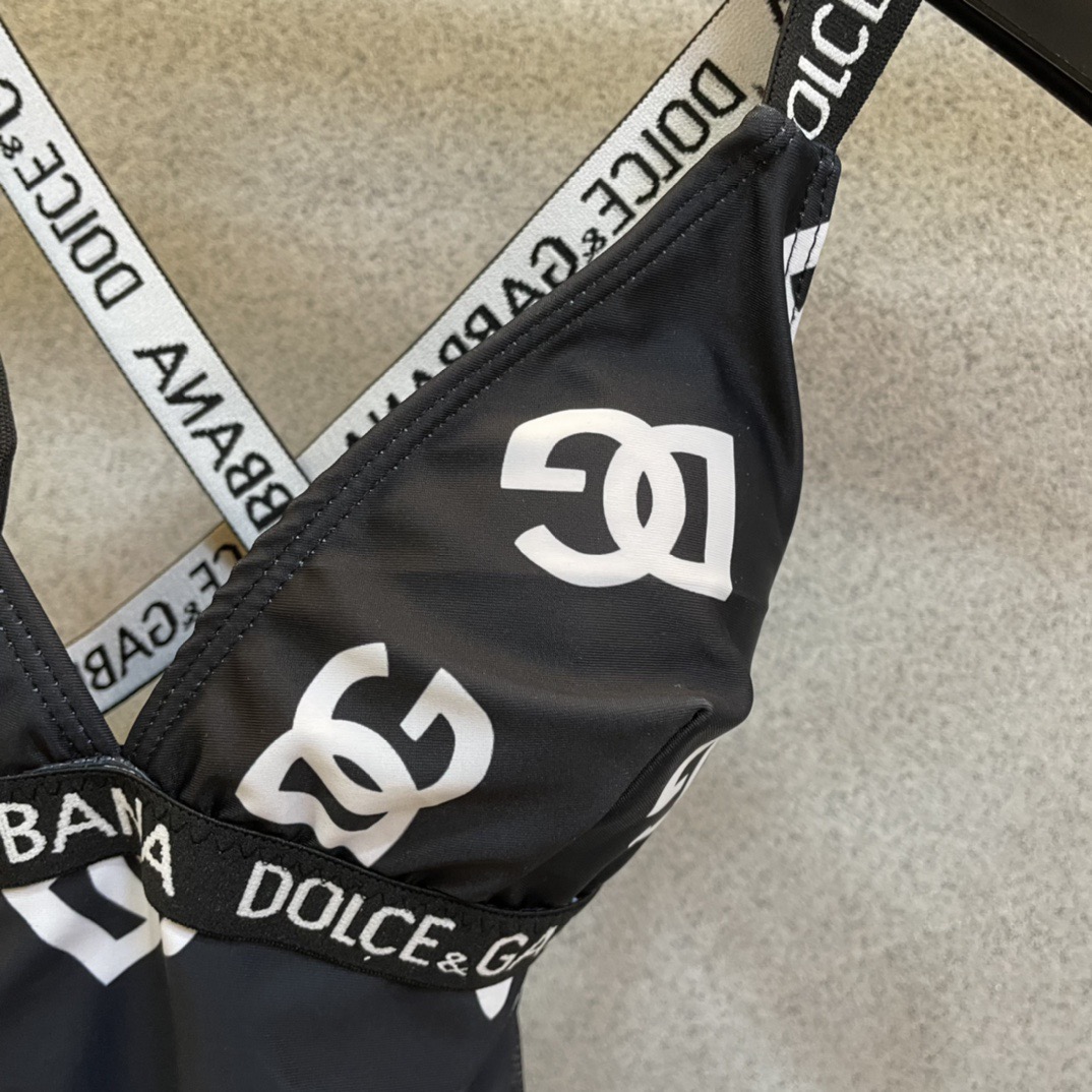 DG新款连体泳衣 字母印花 实物真的超级美😍😍适合多种场景的游泳衣🏊‍♀️海边 游泳池 温泉 水上乐园 