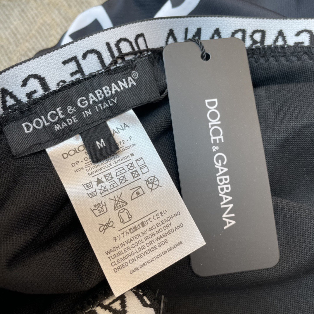 DG新款连体泳衣 字母印花 实物真的超级美😍😍适合多种场景的游泳衣🏊‍♀️海边 游泳池 温泉 水上乐园 