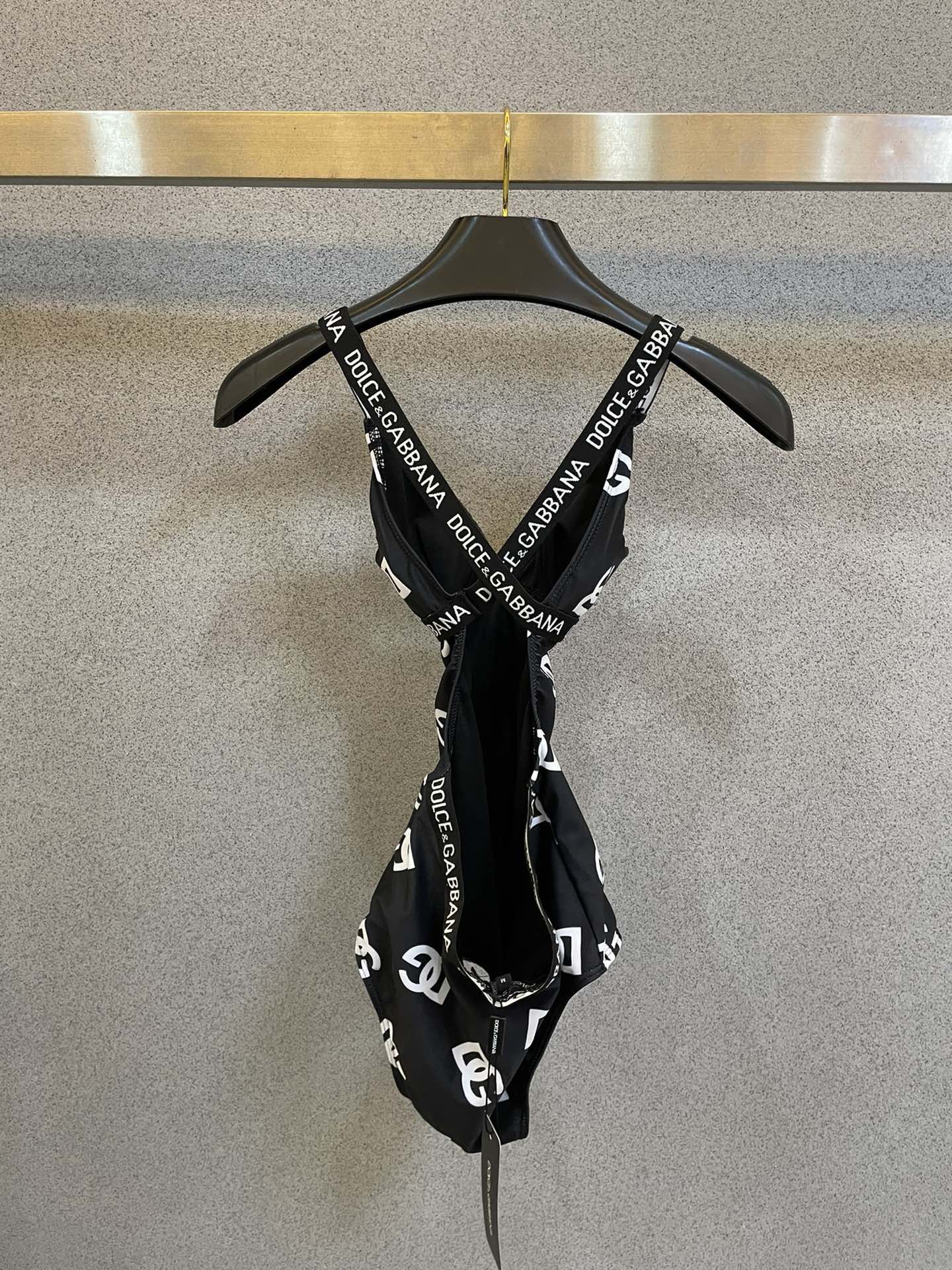 DG新款连体泳衣 字母印花 实物真的超级美😍😍适合多种场景的游泳衣🏊‍♀️海边 游泳池 温泉 水上乐园 