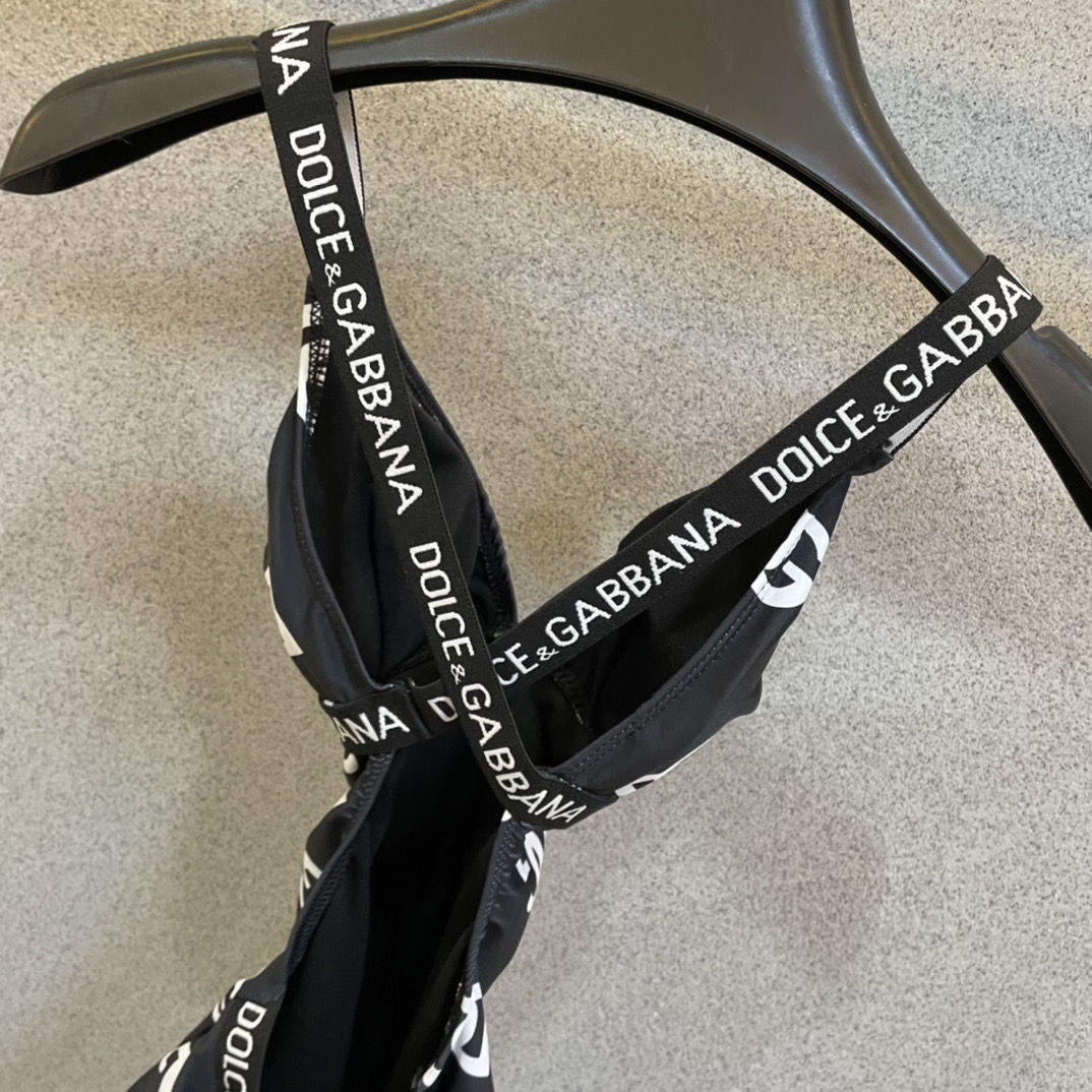 DG新款连体泳衣 字母印花 实物真的超级美😍😍适合多种场景的游泳衣🏊‍♀️海边 游泳池 温泉 水上乐园 