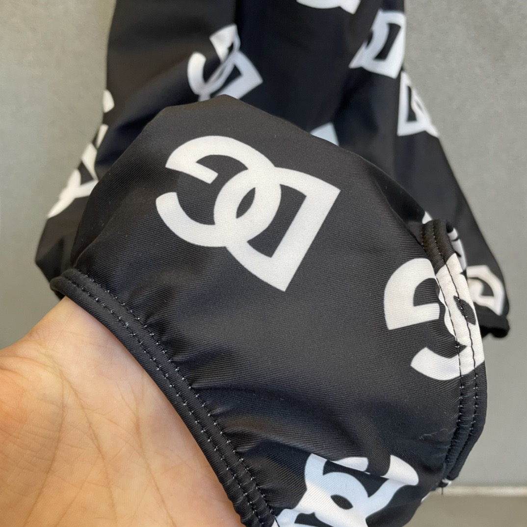 DG新款连体泳衣 字母印花 实物真的超级美😍😍适合多种场景的游泳衣🏊‍♀️海边 游泳池 温泉 水上乐园 