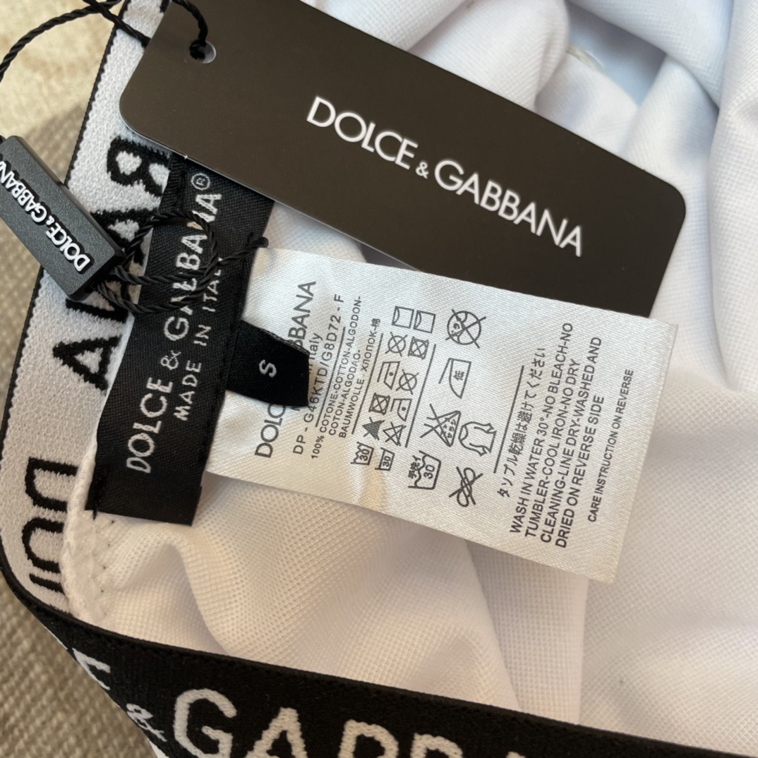 DG新款连体泳衣 字母印花 实物真的超级美😍😍适合多种场景的游泳衣🏊‍♀️海边 游泳池 温泉 水上乐园 