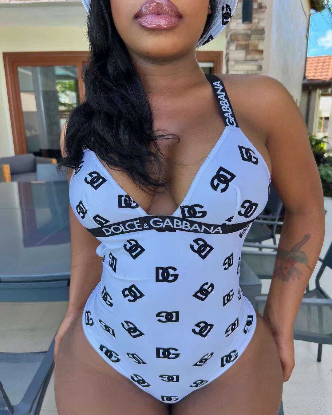 DG新款连体泳衣 字母印花 实物真的超级美😍😍适合多种场景的游泳衣🏊‍♀️海边 游泳池 温泉 水上乐园 