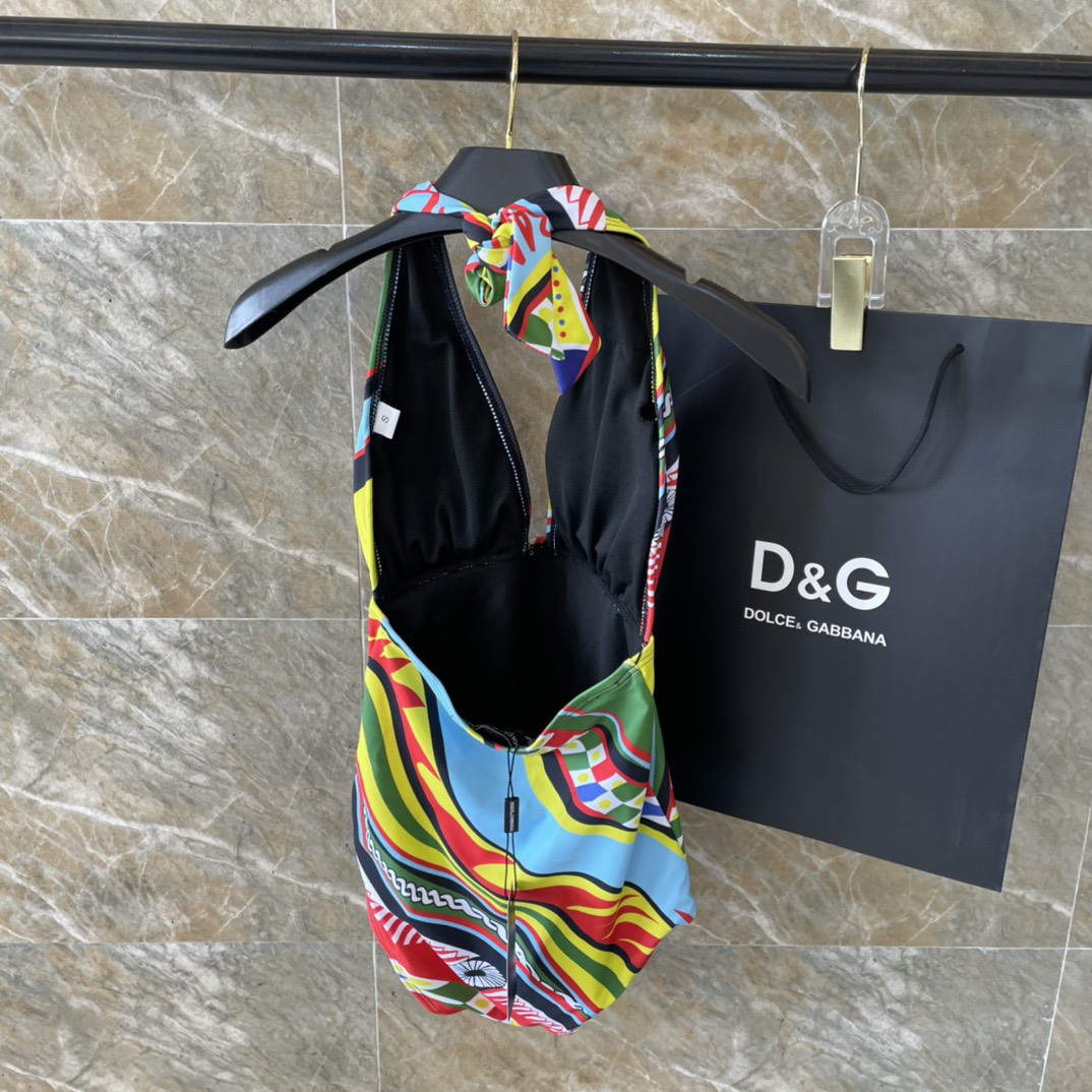 DG新款连体泳衣 字母印花 实物真的超级美😍😍适合多种场景的游泳衣🏊‍♀️海边 游泳池 温泉 水上乐园 