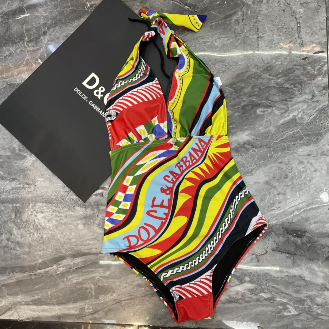 DG新款连体泳衣 字母印花 实物真的超级美😍😍适合多种场景的游泳衣🏊‍♀️海边 游泳池 温泉 水上乐园 