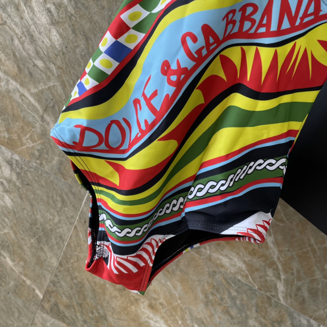 DG新款连体泳衣 字母印花 实物真的超级美😍😍适合多种场景的游泳衣🏊‍♀️海边 游泳池 温泉 水上乐园 