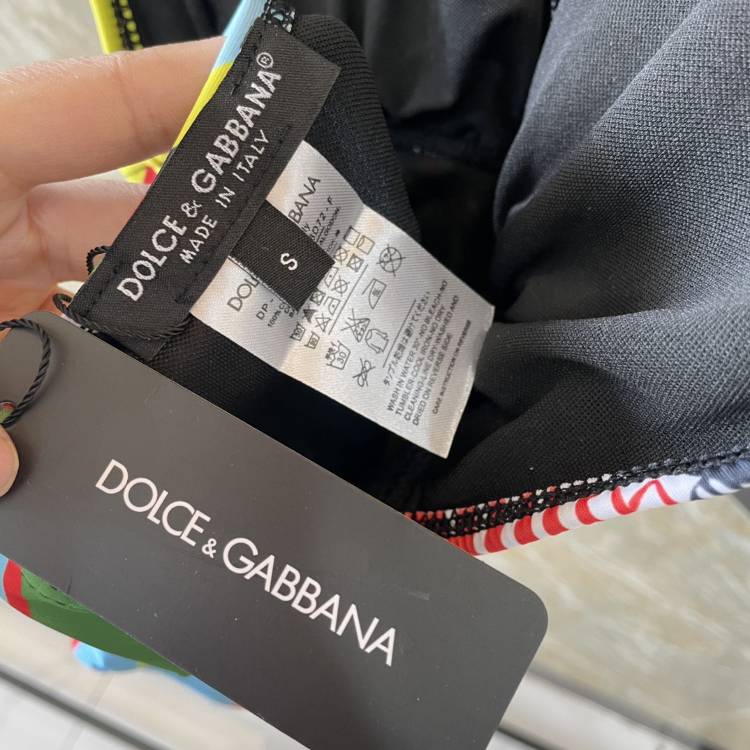 DG新款连体泳衣 字母印花 实物真的超级美😍😍适合多种场景的游泳衣🏊‍♀️海边 游泳池 温泉 水上乐园 