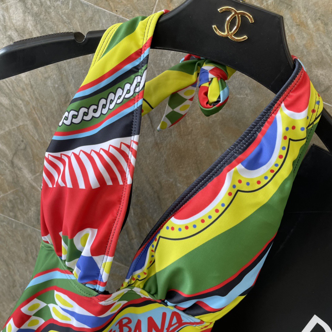 DG新款连体泳衣 字母印花 实物真的超级美😍😍适合多种场景的游泳衣🏊‍♀️海边 游泳池 温泉 水上乐园 